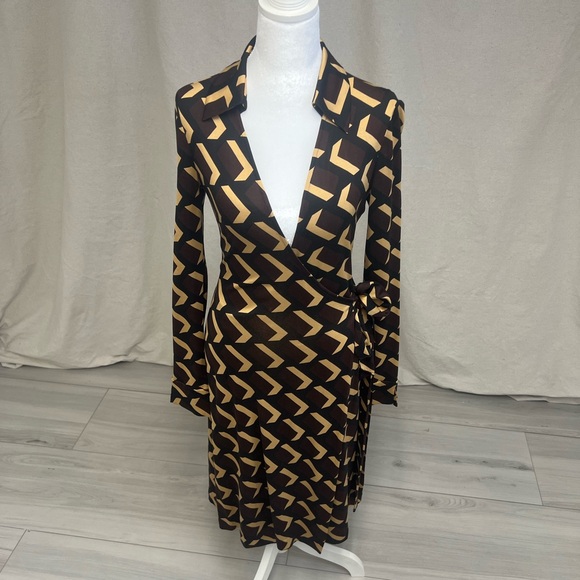 Diane Von Furstenberg Women's Wrap Dress Black Gold Geometric Silk Sz 4 - Picture 2 of 9